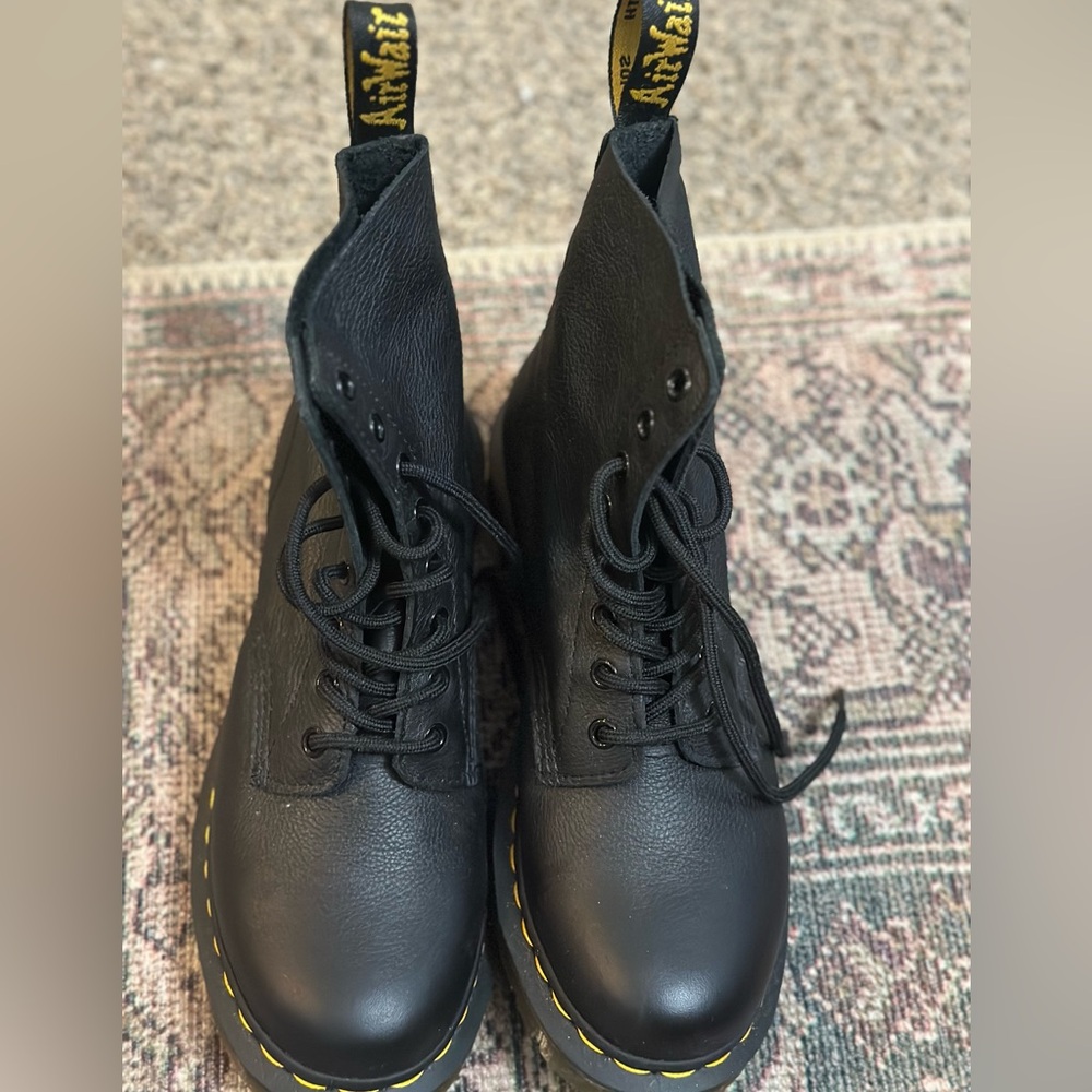 DR.MARTENS
WOMENS ZAVALA COMBAT BOOT